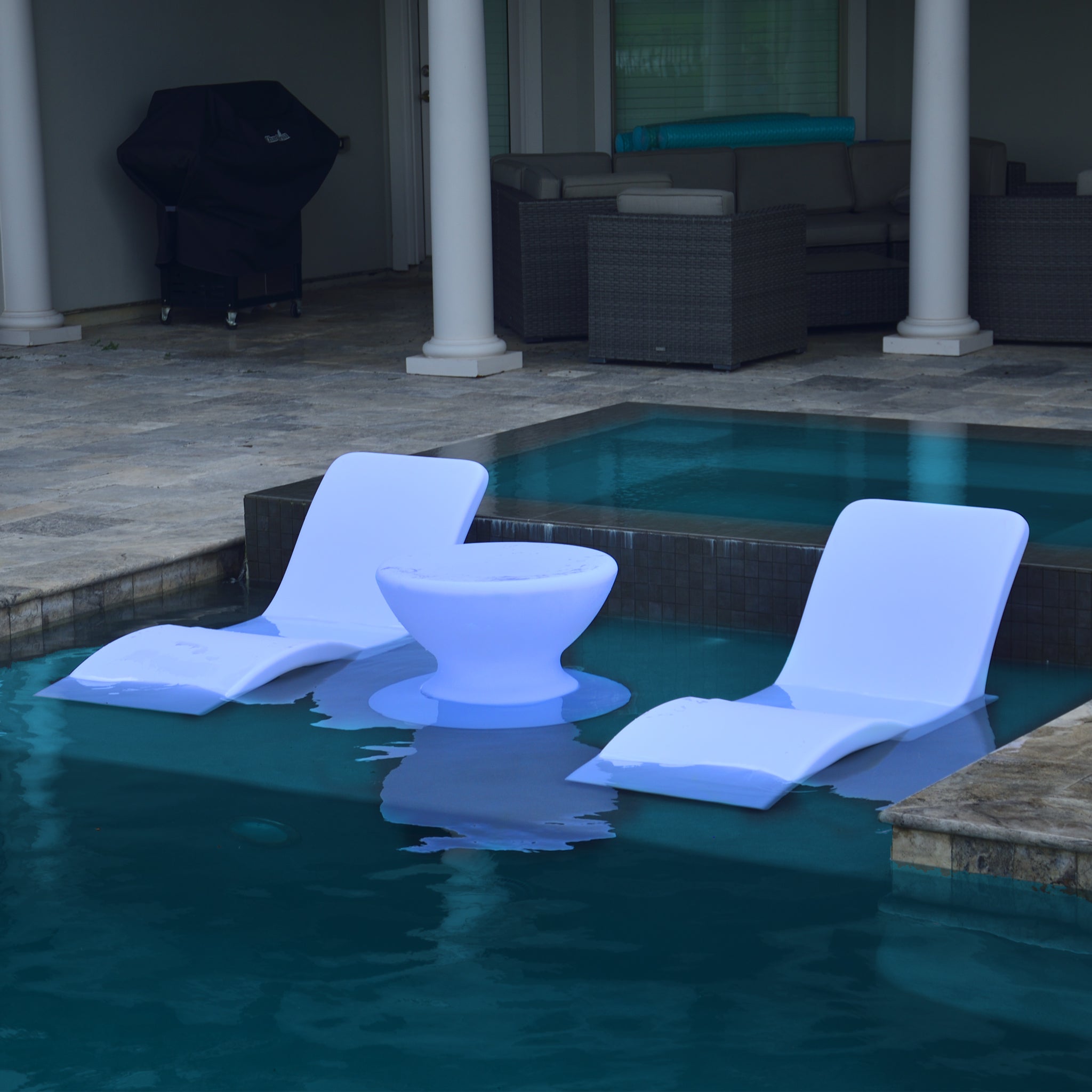 Round Chaise Lounger Pair with Grande Hourglass Table image 2