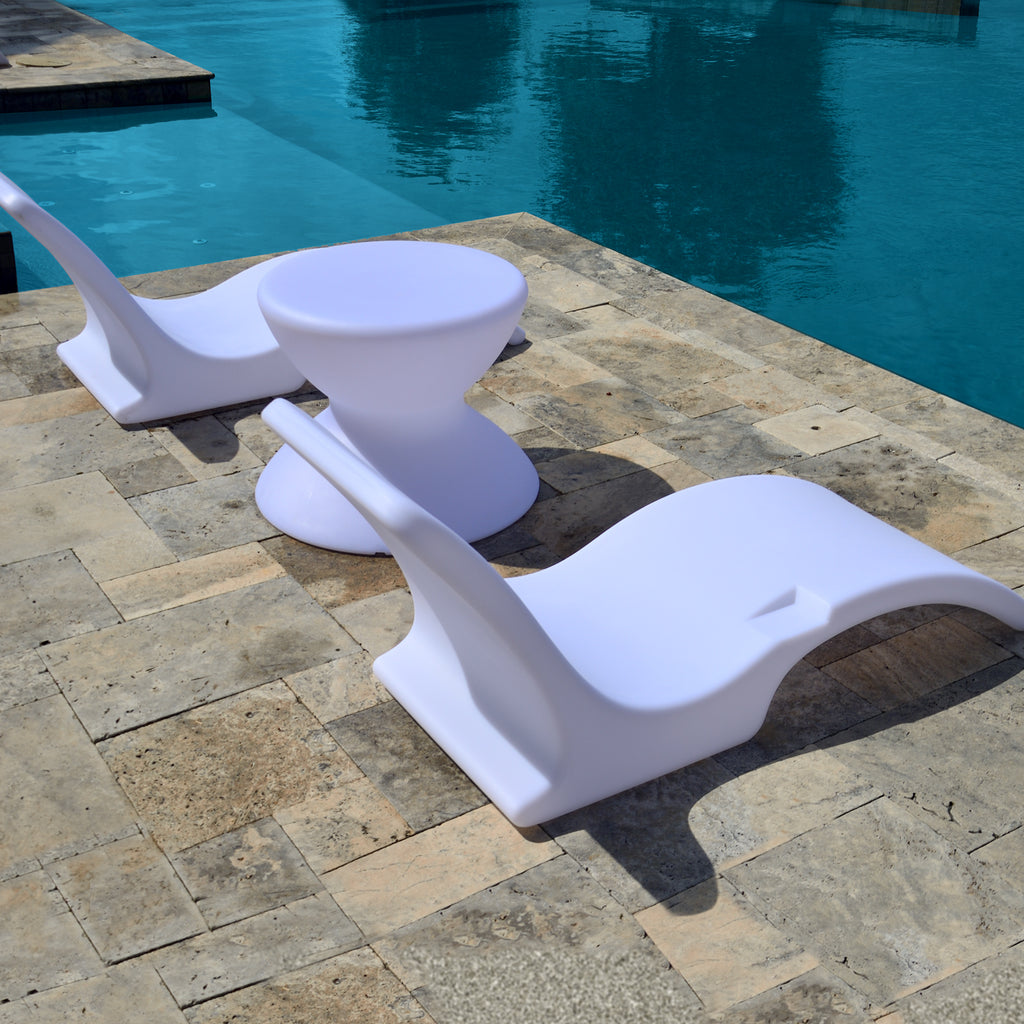Round Chaise Lounger Pair with Grande Hourglass Table image 5