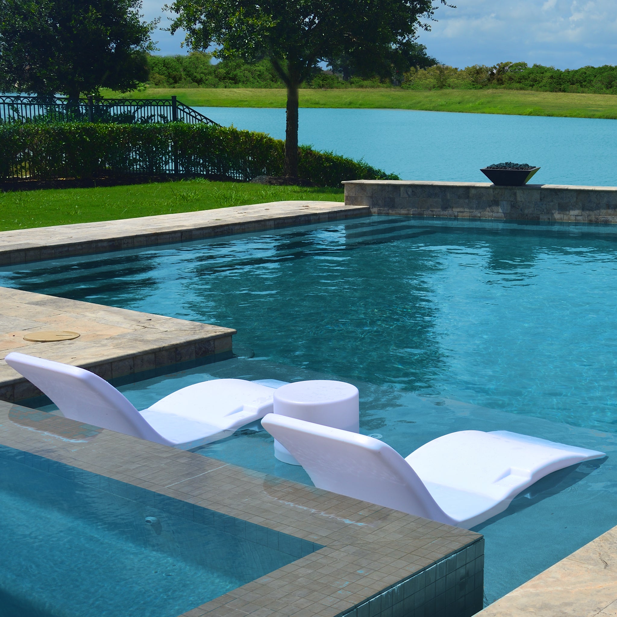 Round Chaise Lounger Pair + Cylinder Table image 4