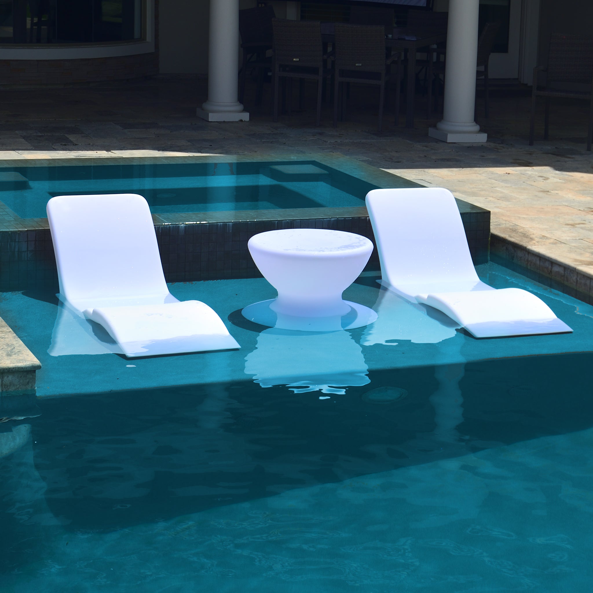 Round Chaise Lounger Pair with Grande Hourglass Table image 0