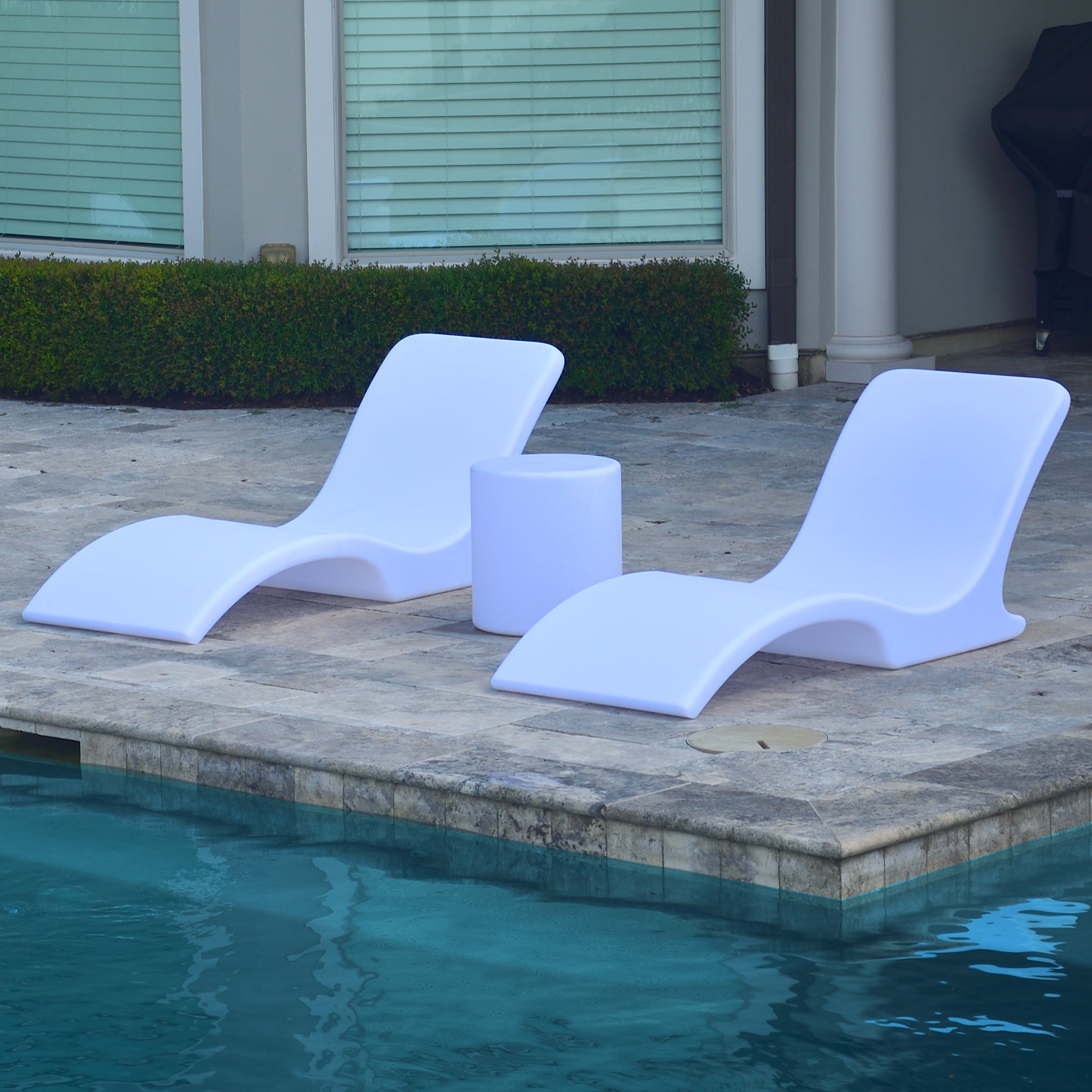 Round Chaise Lounger Pair + Cylinder Table image 1
