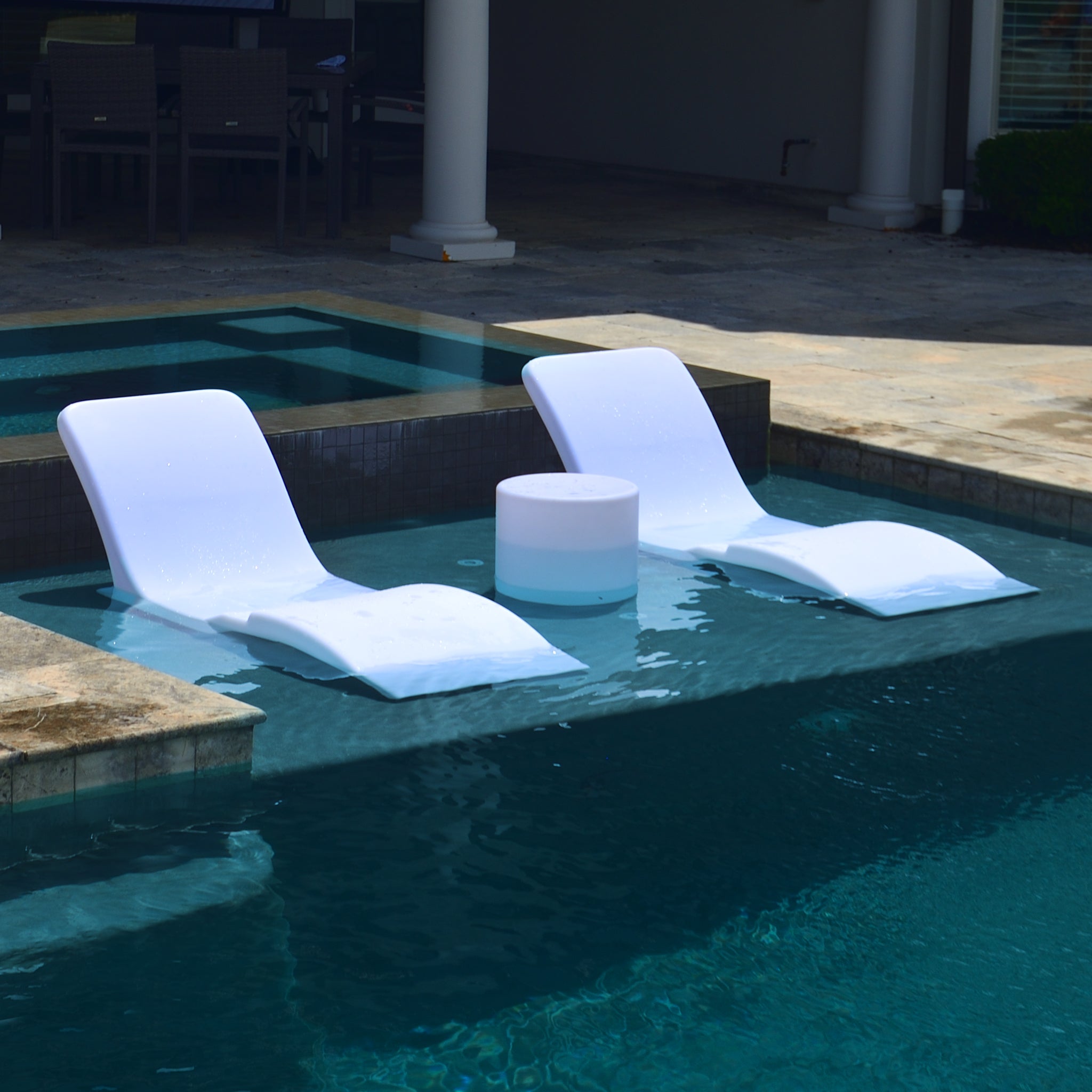 Round Chaise Lounger Pair + Cylinder Table – Luxury Lounger