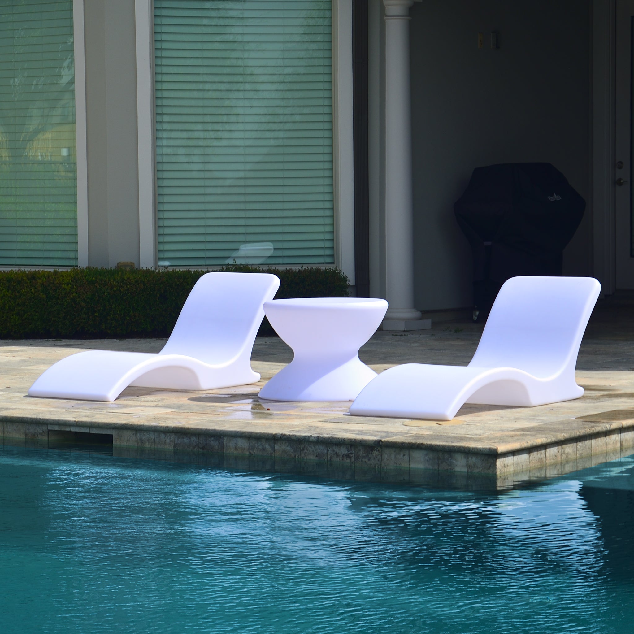 Round Chaise Lounger Pair with Grande Hourglass Table image 3