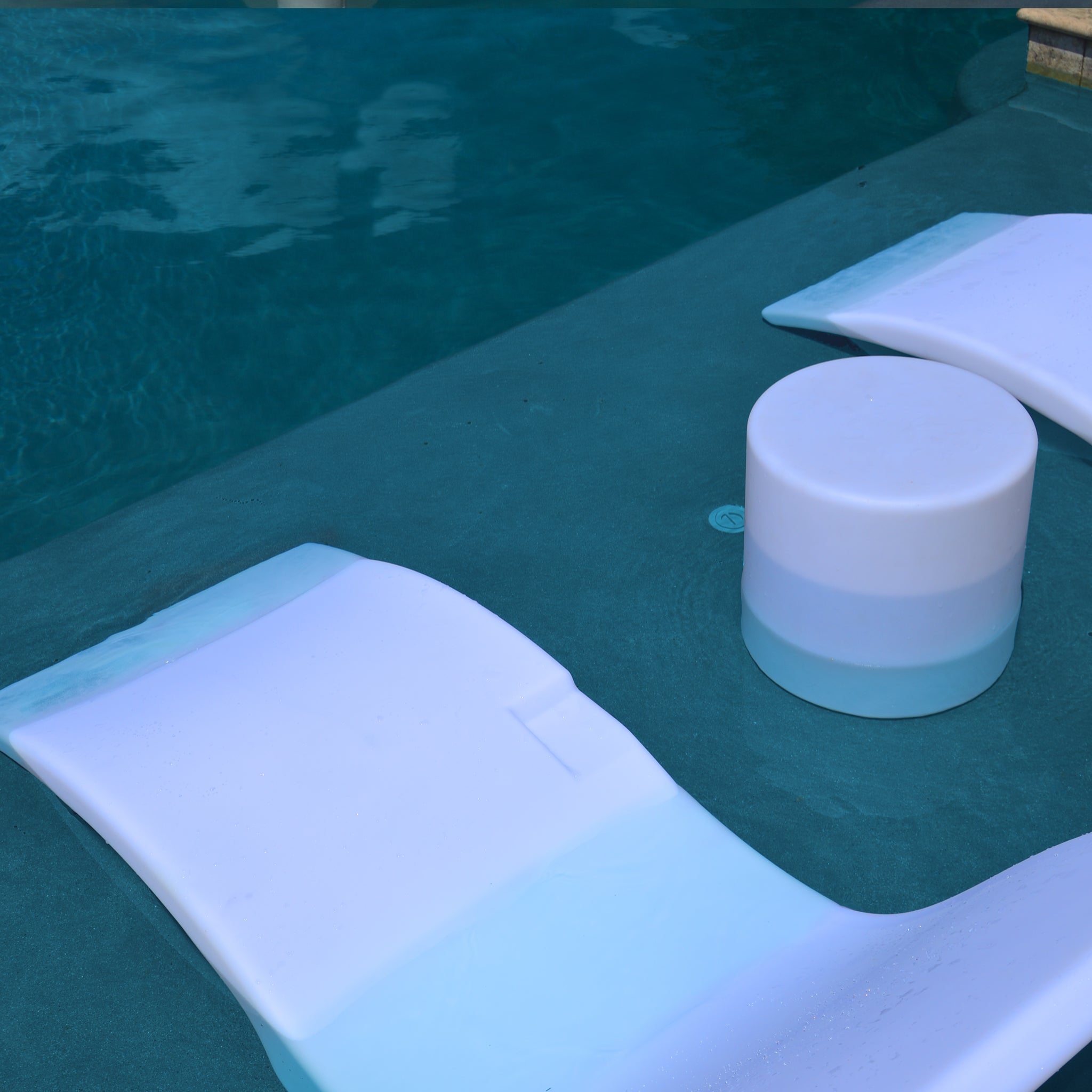 Round Chaise Lounger Pair + Cylinder Table image 2